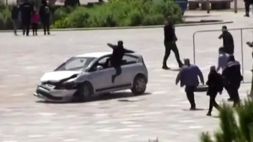 VIDEO | Imagini spectaculoase: Un bărbat a sărit prin geamul unei mașini și a oprit un șofer care se îndrepta cu viteză spre pietoni