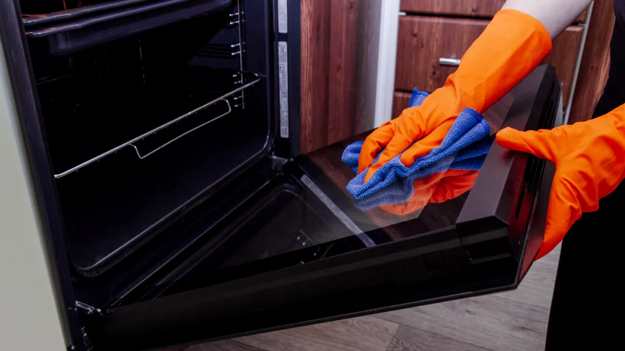 Trucul care te ajută să cureți rapid cuptorul. Te costă câțiva lei, iar ingredientele sunt la îndemâna oricui