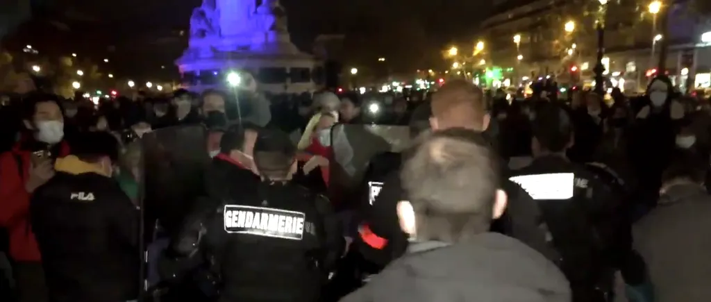 VIDEO. Proteste în Paris după intervenția brutală a poliției în tabăra migranților amplasată în centrul orașului