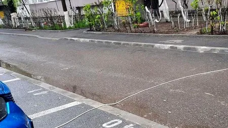 Cum își încarcă un bucureștean mașina electrică. În alte țări ar fi ILEGAL!