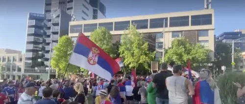 Fanii lui Novak Djokovic au dansat în fața hotelului unde este reținut sportivul, în semn de protest