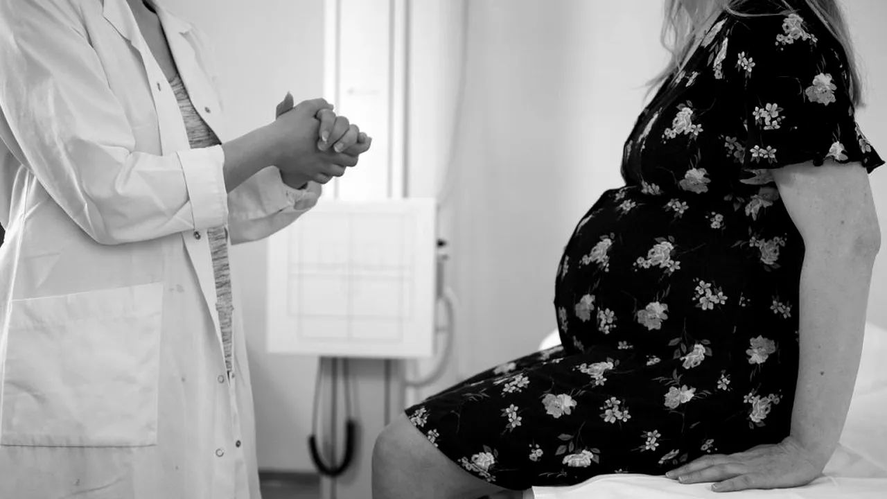 Cazul halucinant al gravidei de doar 38 de ani, infectată cu COVID, care a decedat în timp ce era transferată între spitale: „O simplă intubare făcută la timp ar fi ajutat la salvarea a două vieți omenești”