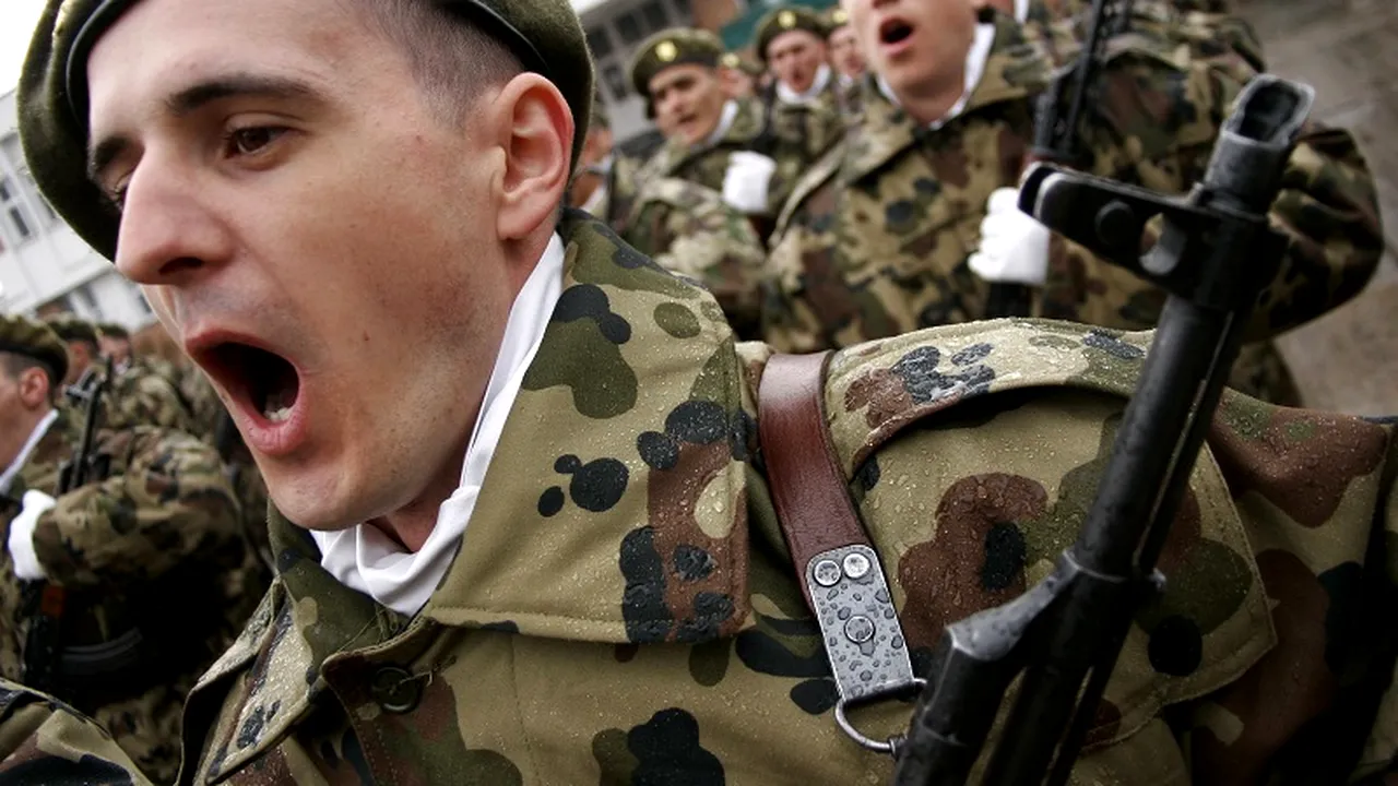 Cu câți lei sunt ademeniți tinerii în Armata României. Lista salariilor în 2020. De la soldat, la maior
