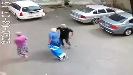 Momentul când o bătrână din Timișoara este tâlhărită, surprins de camerele de supraveghere. Un bărbat i-a smuls lanțul de aur de la gât (VIDEO)