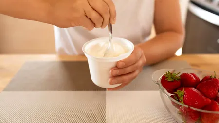 Cel mai nesănătos iaurt din comerț se găsește în orice supermarket din România. Ce trebuie să știe clienții