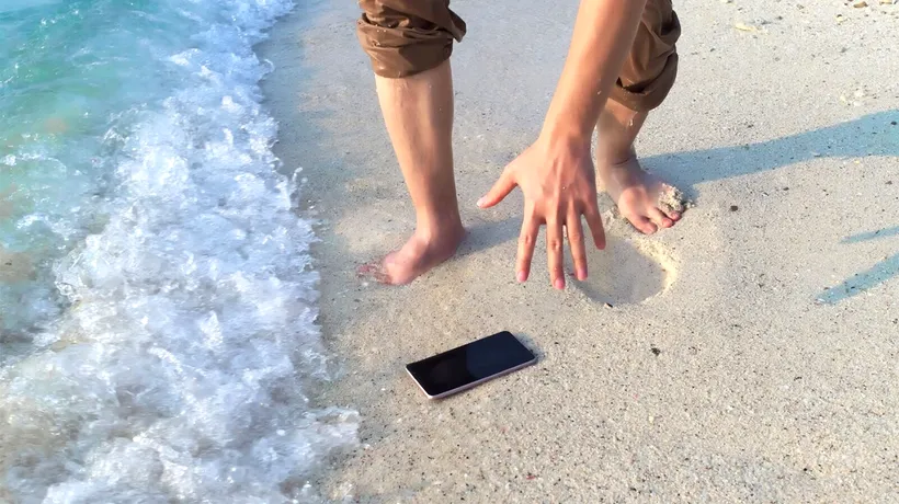 Ți-ai scăpat telefonul mobil în apă? Cel mai tare TRUC pentru a-l repara, fără orez
