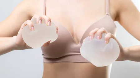 Generația Z, scăpată de sub control: O adolescentă de 14 ani a murit după ce și-a pus silicoane. Medicul plastician (45 ani) era chiar iubitul ei