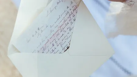 Scrisoarea sfâșietoare către Moș Crăciun a unei fetițe, rămasă în grija bunicii, după ce mama ei a plecat în străinătate și nu s-a mai întors: ”Fă-o pe mama să mă sune, măcar atât”