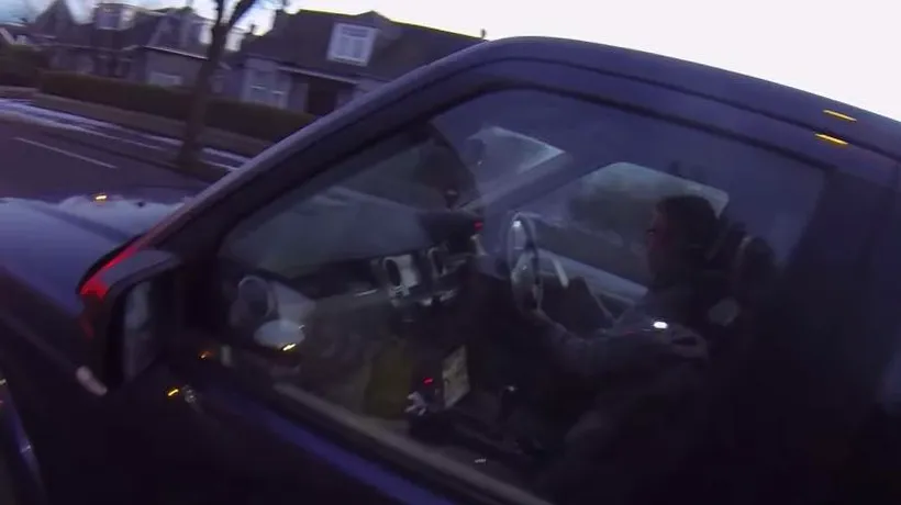 Multitasking periculos. Cum a fost filmat un șofer de către un biciclist cu cameră pe cască