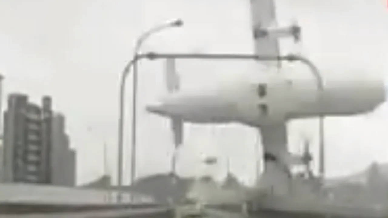Avionul TransAsia care s-a prăbușit în Taipei a lovit o mașină. Ce s-a întâmplat cu șoferul