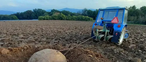 Un fermier ara cu tractorul când plugul a lovit o „piatră”. E fascinant ce era, de fapt, obiectul respectiv