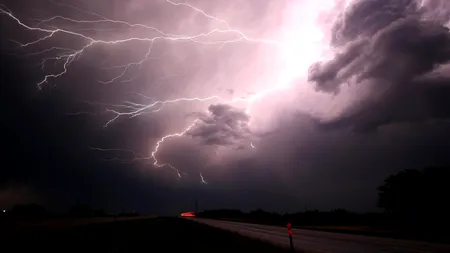 Doi bărbați din Teleorman au fost loviți de fulger, în timp munceau pe un câmp