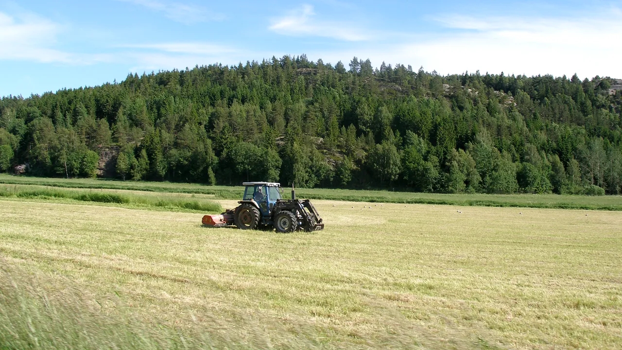Planul lui Cioloș a păstra terenurile agricole în posesia românilor