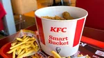 Un clujean a comandat acasă un „bucket” de la KFC, la 68 lei. Ireal ce era în „găleată”, de fapt
