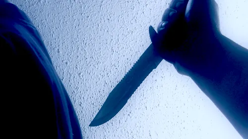Un tânăr L-A ÎNJUNGHIAT pe viceprimarul unei comune din IAȘI: S-ar fi luat de fiica sa și l-a TĂIAT pe burtă cu un cuțit