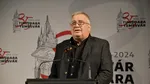 Mircea Dinescu, pamflet la zi: Și dacă-l reșapăm și pe Dracula,/că merge la pachet cu Nicușor,/putem cînta, c-am regăsit formula:/O, dragi tovarăși, nu ne-a fost ușor!