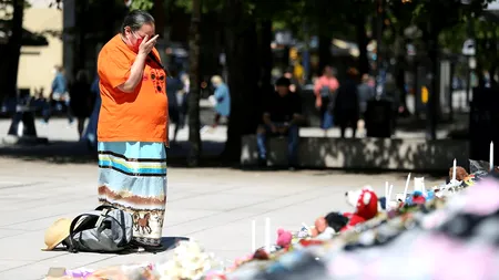 Un grup indigen a descoperit 751 de morminte nemarcate la o fostă școală rezidențială catolică: „Vedem rezultatele genocidului comis de Canada”