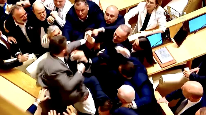 Bătaie în Parlamentul Georgiei în timpul discursului premierului. Scandalul a izbucnit după acuzațiile lansate de un deputat al opoziției