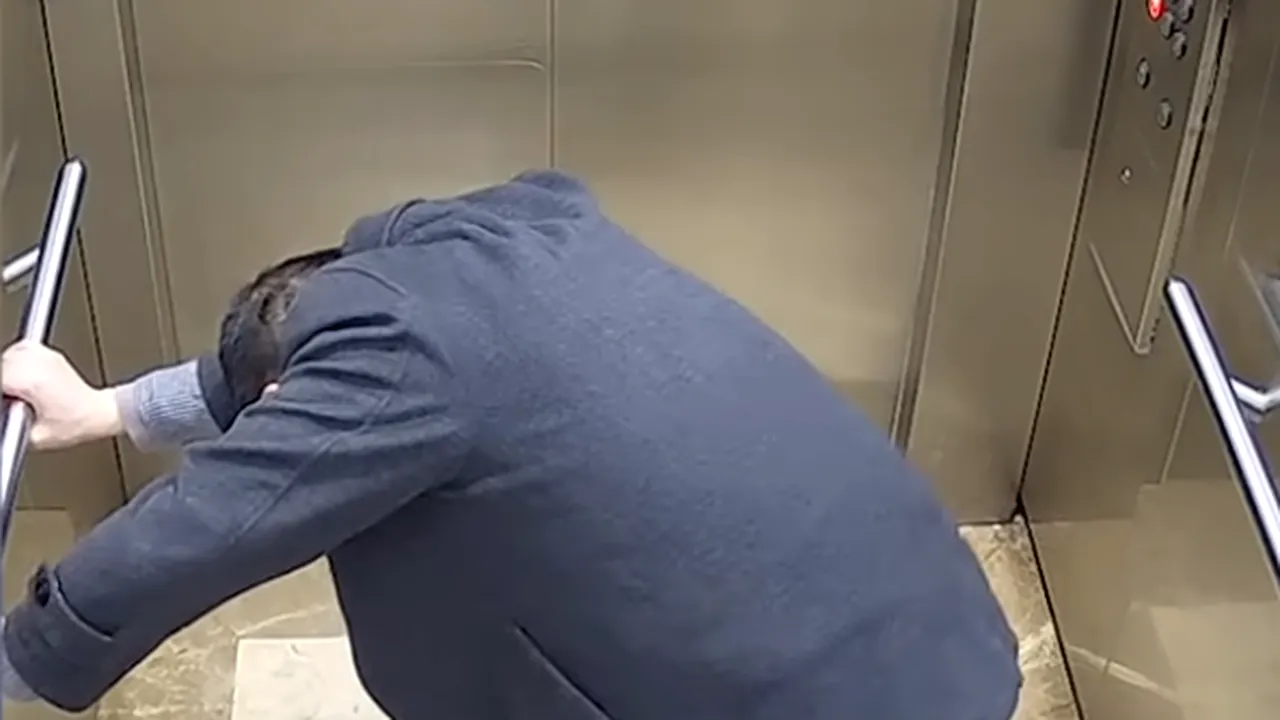 Un medic din China luptă cu noul coronavirus până la extenuare. Momentul sfâșietor în care cade din picioare - VIDEO