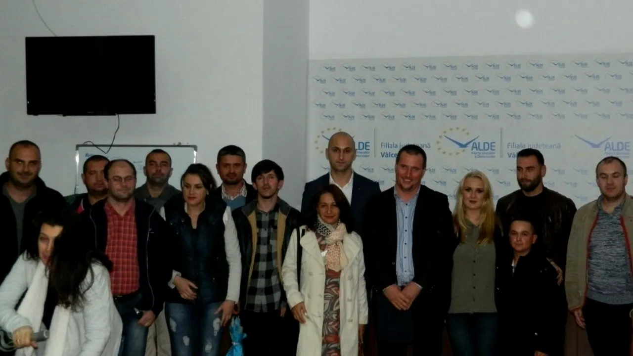 Demisii în bloc la ALDE: toată organizația de tineret din Vâlcea a trecut la PNL 