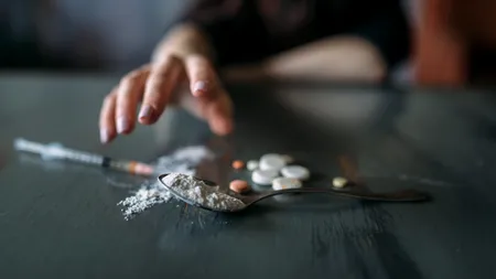 Cum se îmbogățesc traficanții de DROGURI și clinicile de recuperare de la Hollywood pe seama vedetelor care încearcă să își trateze dependența