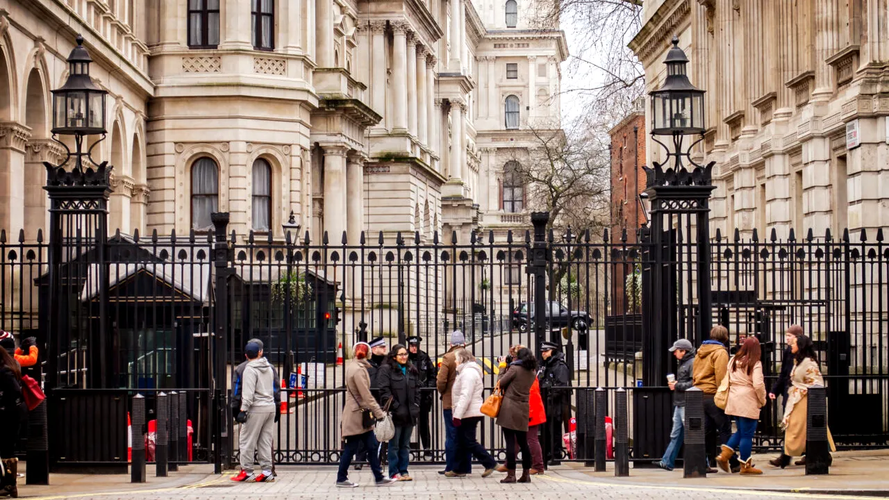 LONDRA. Un șofer a intrat cu mașina în porțile din Downing Street