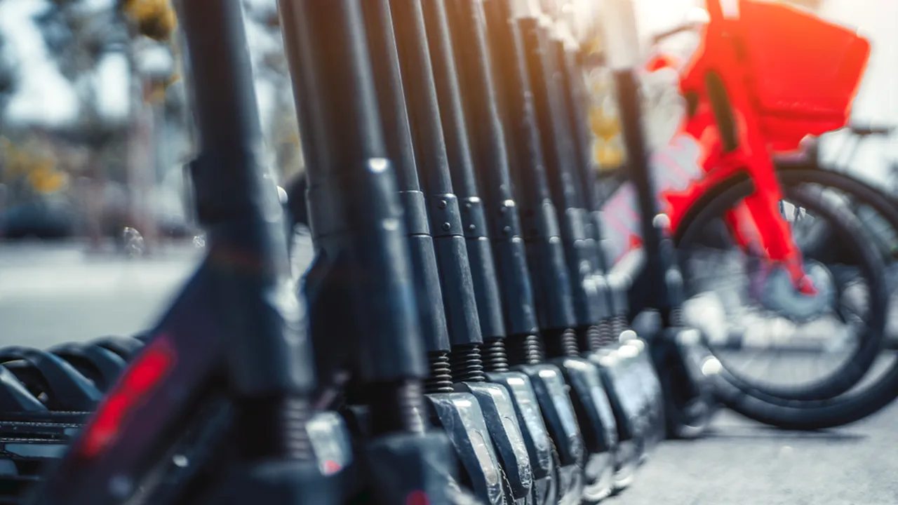 O femeie a fost prinsă de jandarmi când tăia cu un cuțit sistemele de alarmă și frânele unei TROTINETE electrice de închiriat