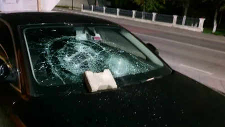 Incredibil! O femeie a distrus mașina unei polițiste, după ce a fost întreruptă în timpul unei partide de amor