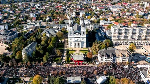 Un turist american, despre pelerinajul de Sfânta Parascheva: „Nu există așa ceva în SUA. Pelerini au stat 17 ore și spun că așteptarea a meritat”