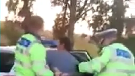 Unul dintre bărbații care au stins trupul femeii incendiate pe câmp a fost bătut și amendat de polițiști. Omul a făcut plângere penală