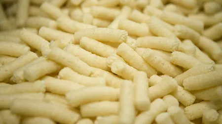 Pericolul ascuns din pufuleți. Ce conține, de fapt, snacks-ul preferat de români 