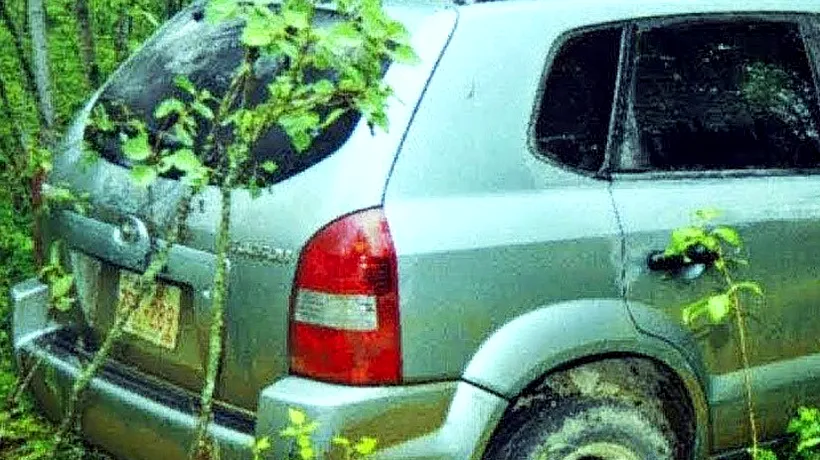 Doi adolescenți au descoperit un SUV abandonat în pădure. Au observat un detaliu aparent minor pe un scaun și și-au dat seama că ceva grav s-a întâmplat - VIDEO