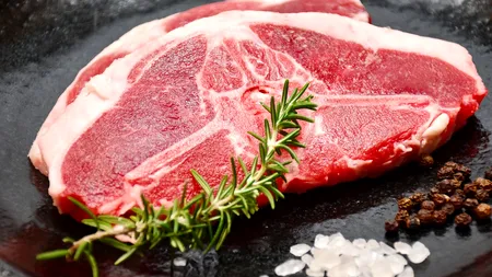 RECOMANDĂRI ANSVSA: Românii să cumpere carne de miel numai din locuri și spaţii autorizate. Unde se face sacrificarea mieilor