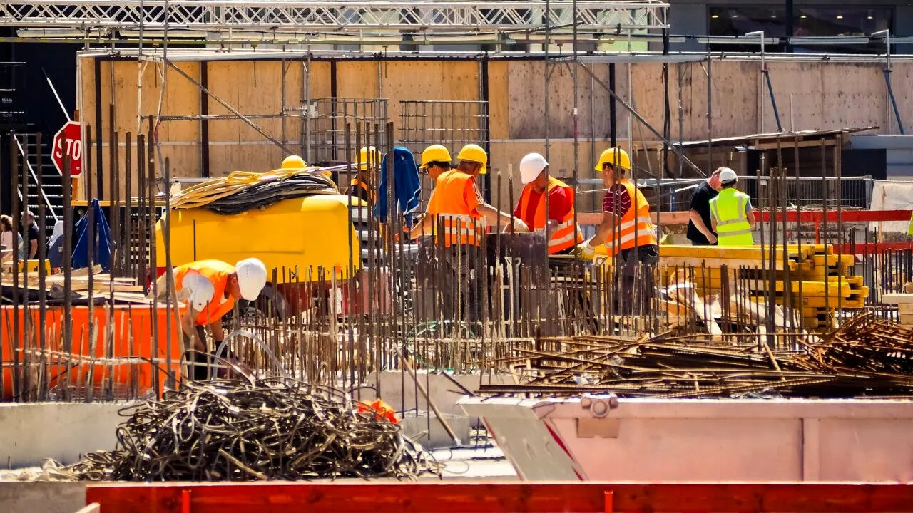 În Europa sunt peste 700.000 de români care lucrează în construcţii