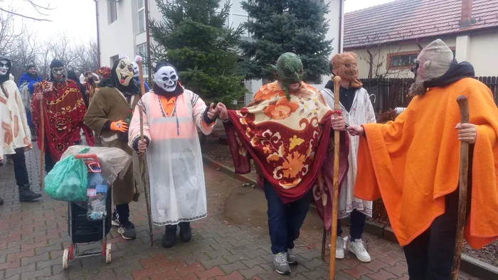 Ultima sărbătoare de iarnă. „Urâții” merg din casă în casă pentru a alunga spiritele rele (GALERIE FOTO)