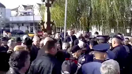 SCANDAL la o biserică din Sighetu Marmației: Credincioșii ÎMPIEDICĂ instalarea noului preot