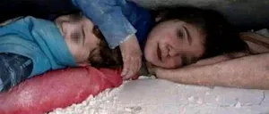 O fetiță din Siria și-a protejat fratele mai mic cu propriul trup. A stat sub DĂRÂMĂTURI timp de 17 ore