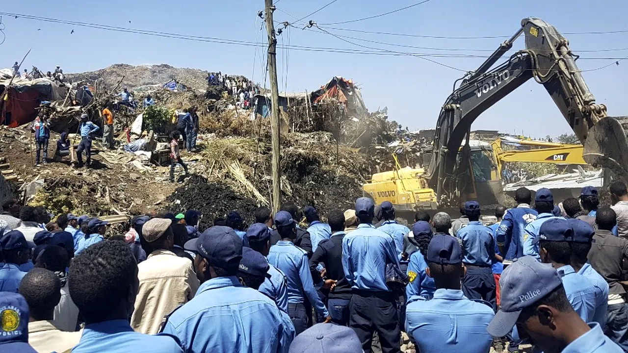 Zeci de morți în urma unei alunecări de teren la cea mai mare groapă de gunoi din Etiopia