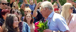 Regele Charles al III-lea, PLIMBARE în natură în apropiere de Valea Zălanului. Monarhul britanic a discutat cu turiştii aflaţi în zonă