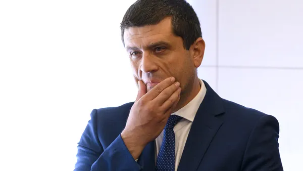 Miruță, pus la zid de SALROM după ce s-a lăudat cu exploatarea grafitului de la Baia de Fier