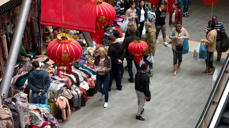 Chinezi care vindeau haine în Dragonul Roșu, percheziționați de DIICOT într-un dosar de evaziune. Prejudiciul, de peste opt milioane de euro 