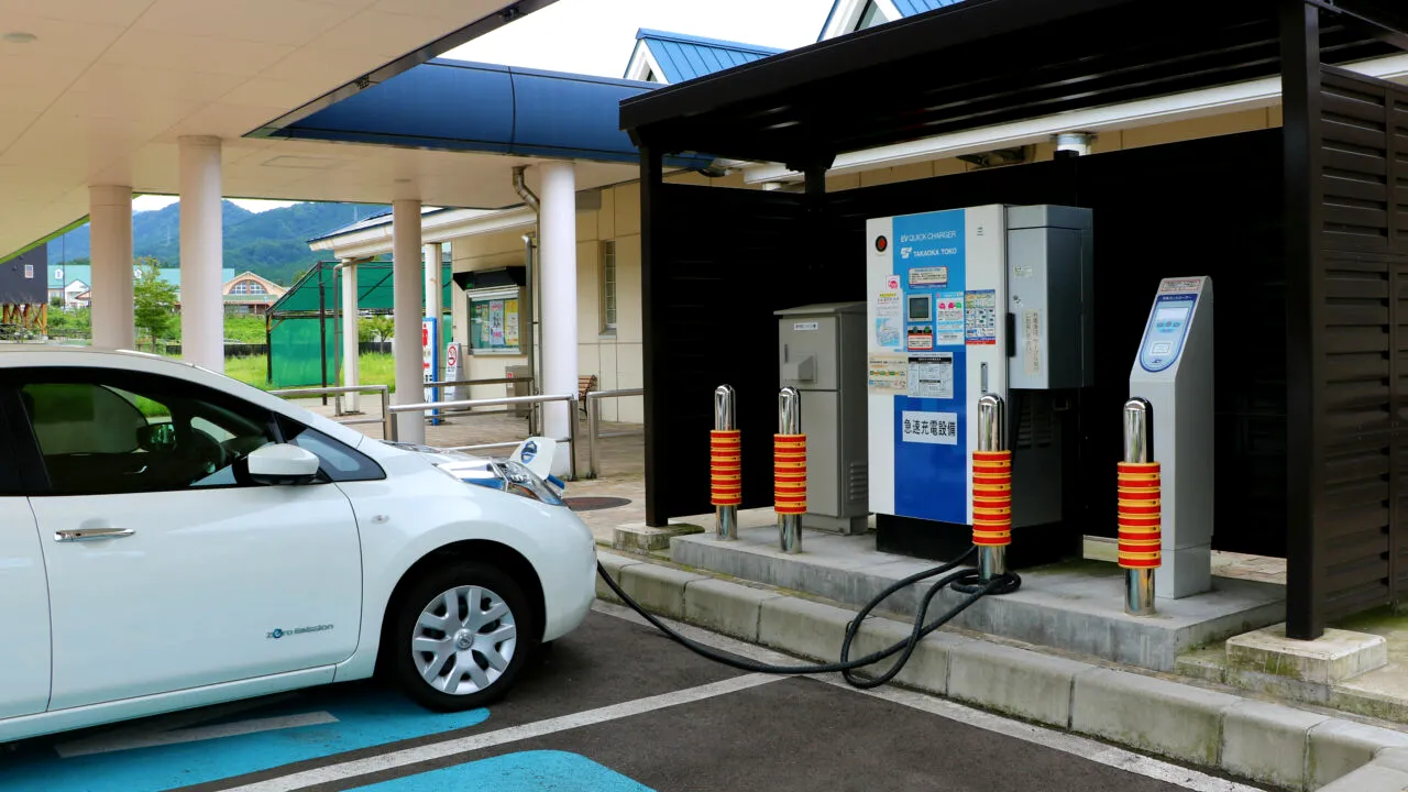 România, obligată să monteze stații de încărcare pentru mașinile electrice din 60 în 60 de km. Termenul limită stabilit la Bruxelles