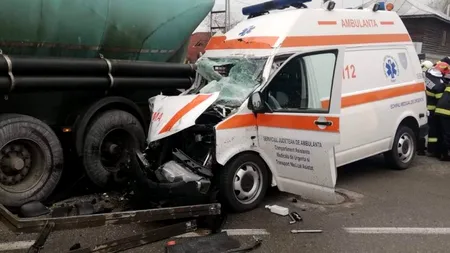 Ambulanță aflată în misiune, implicată într-un accident grav în Gorj. Asistenta e în stare critică