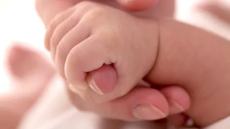 Câți copii români s-au născut în străinătate. Cifrele INS și declarațiile oficialilor