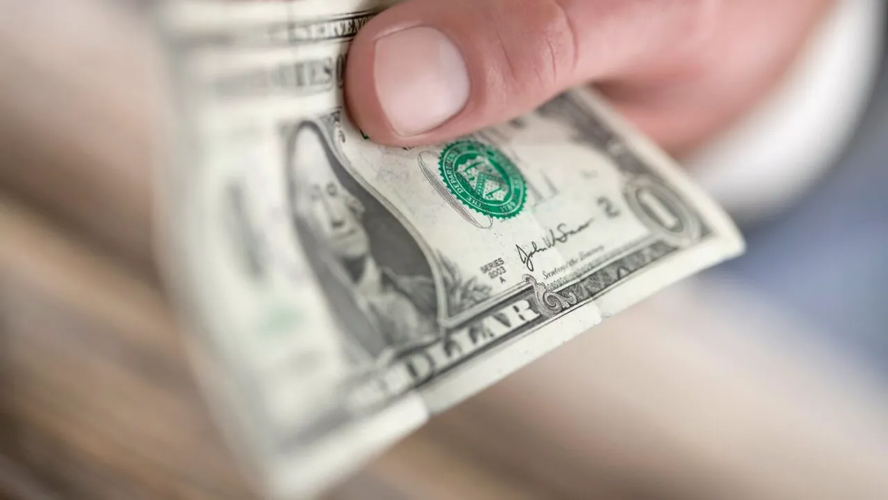 Operațiune DIICOT în București și Giurgiu. Rețea care a introdus 400.000 de dolari falși în bancomate, destructurată. Cum acționau infractorii