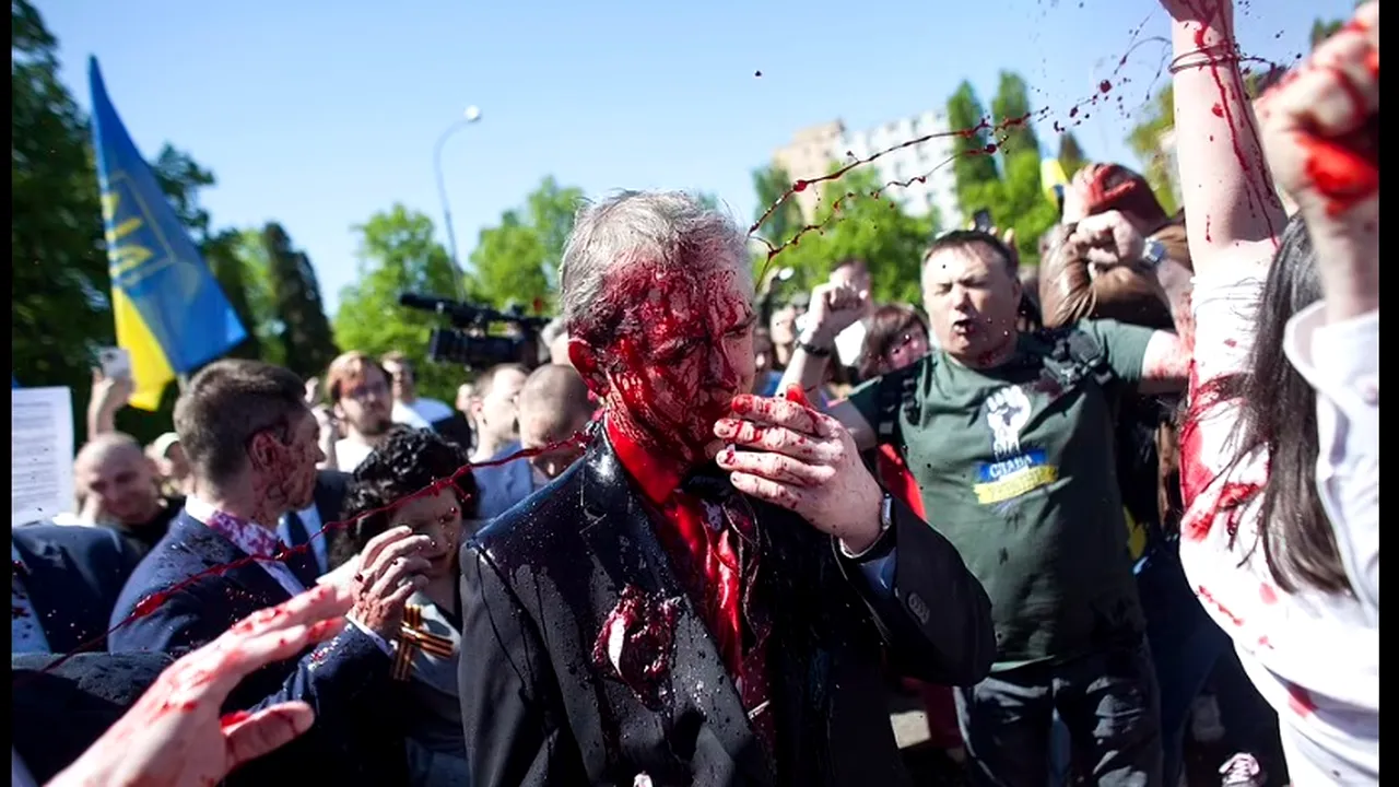 FOTO - VIDEO | Ambasadorul Rusiei în Polonia, stropit cu vopsea roșie, în timp ce depunea o coroană de flori la cimitirul soldaților sovietici