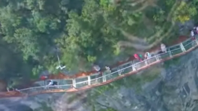 Cea mai spectaculoasă pasarelă din lume. Cum arată construcția realizată la 1.500 de metri înălțime
