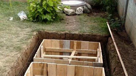 La un pas de tragedie. Un copil de 3 ani a căzut în fosa septică a unei grădinițe care primise autorizație pe semnătura directorului