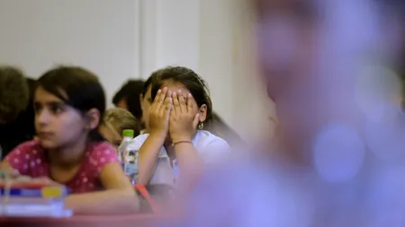 ÎNVĂȚĂTOARE din Teleorman BĂTUTĂ de elevii de clasa 0. Părinte: Râde din senin, JIGNEȘTE, țipă. I-a prins capul copilului între ușă și toc
