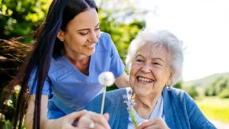 Salariile badantelor și ale menajerelor, comparate de INPS. Ce categorie câștigă mai mult